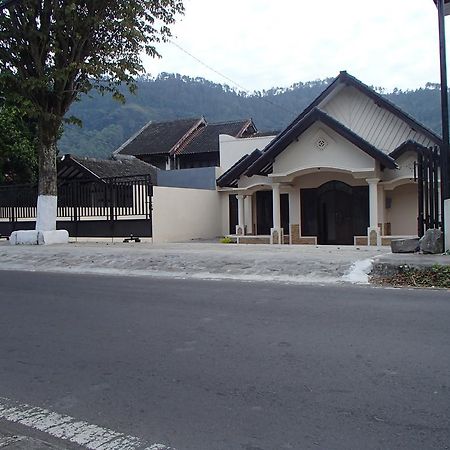 Shakila Guest House Malang Exterior foto