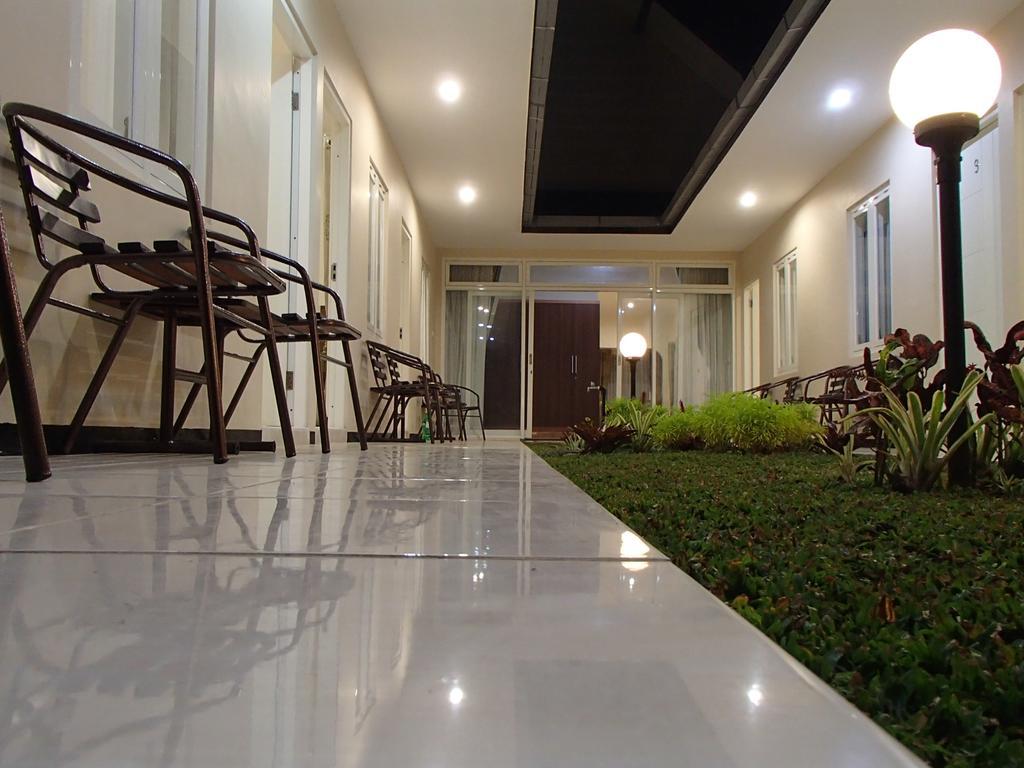 Shakila Guest House Malang Exterior foto