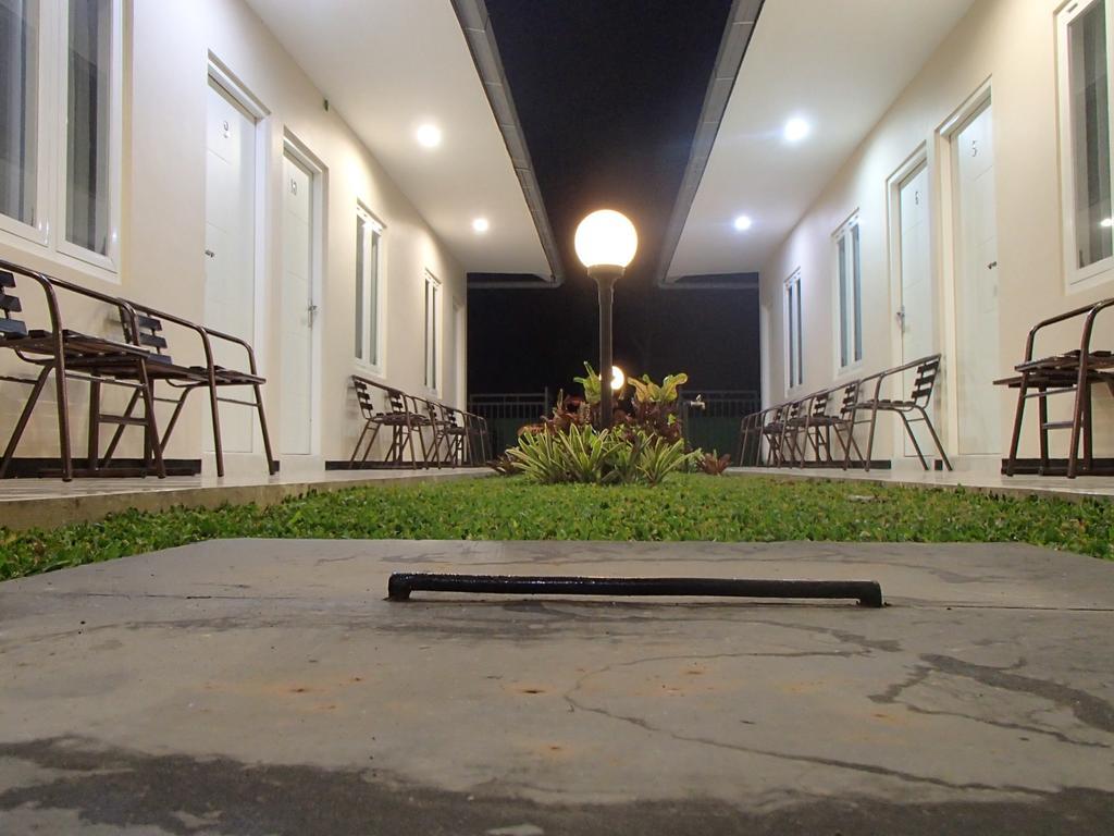 Shakila Guest House Malang Exterior foto