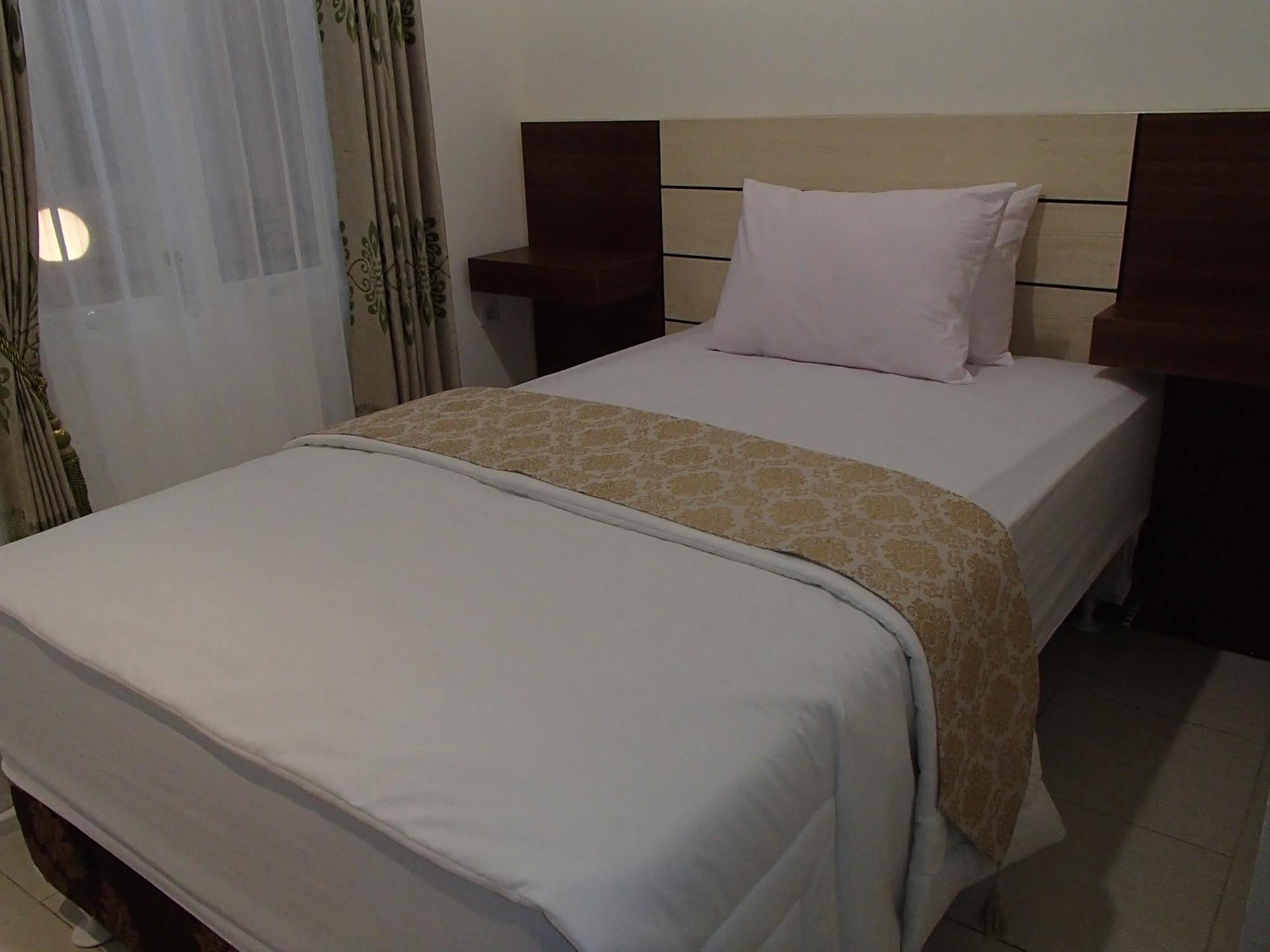 Shakila Guest House Malang Exterior foto