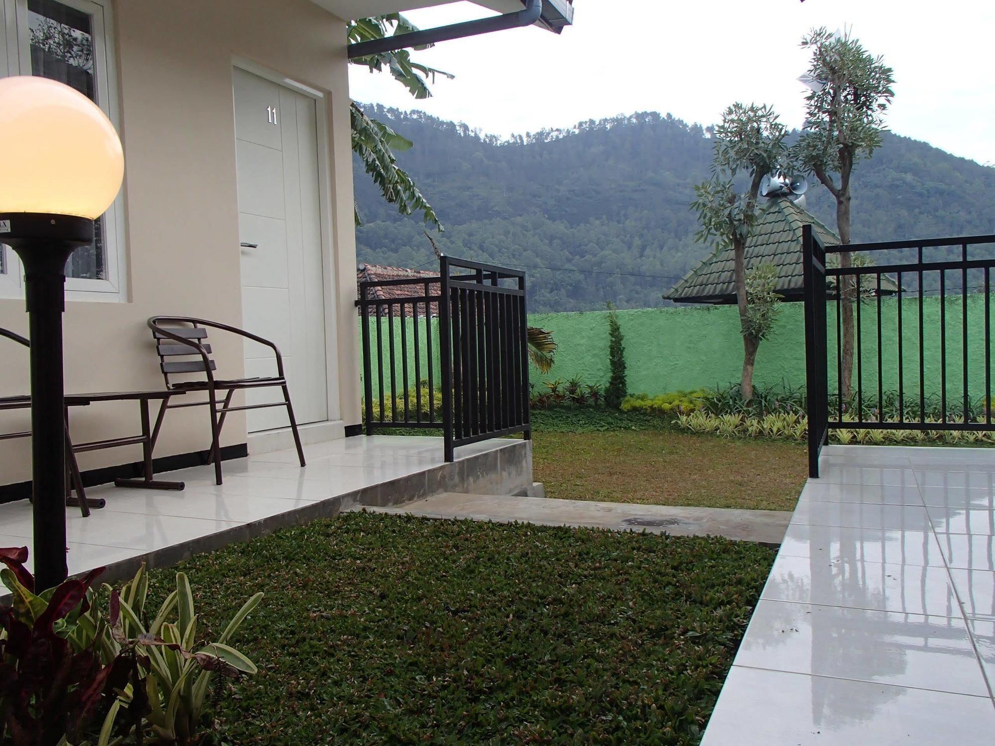 Shakila Guest House Malang Exterior foto